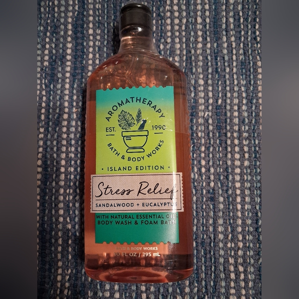 Bath & Body Works Stress Relief Body Wash/Foam Bath - Sandalwood & Eucalyptus